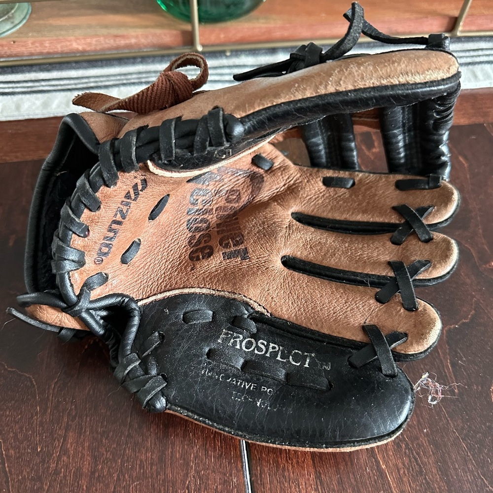 Mizuno Black and Tan Youth Baseball Glove 9in (broken in great condition)